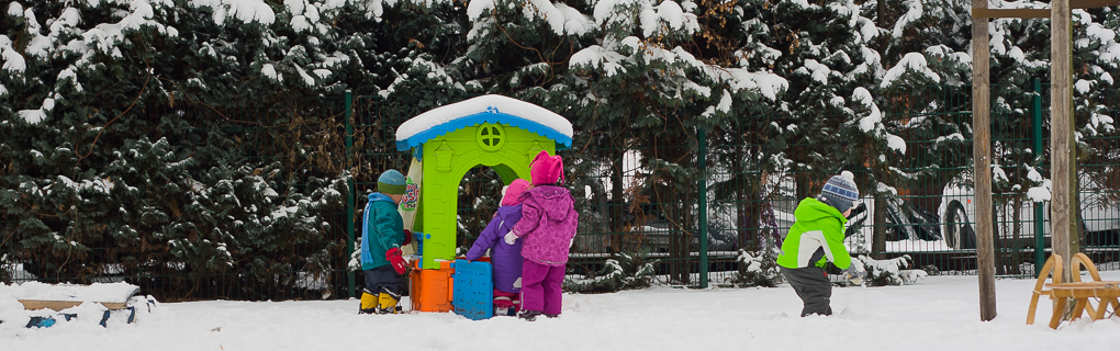 Spielen im Winter auf dem Hof